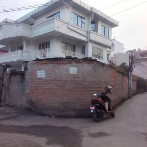 राम्रो र बस्नलाई उपयुुक्त भएको नया घर रेन्ट  मा रहेकोे छ बालुवाटारबाट गोमा पेट्रोल पम्प निर.